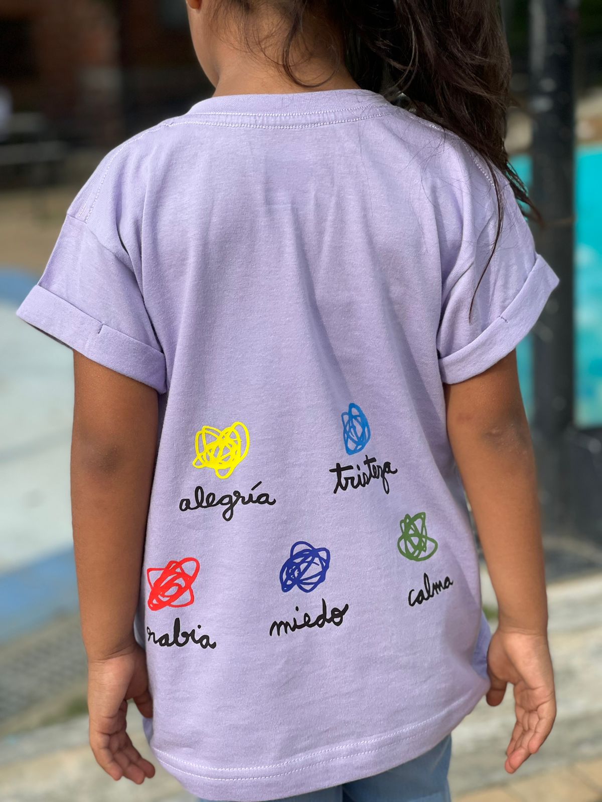 Camiseta monstruo de colores lila