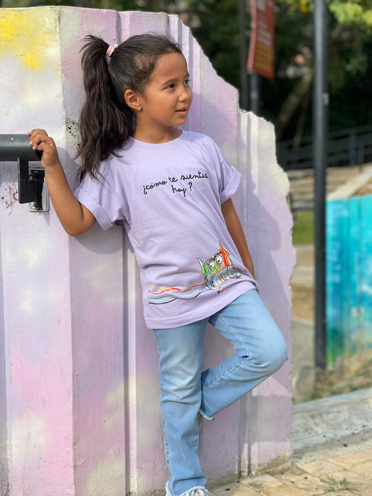 Camiseta monstruo de colores lila